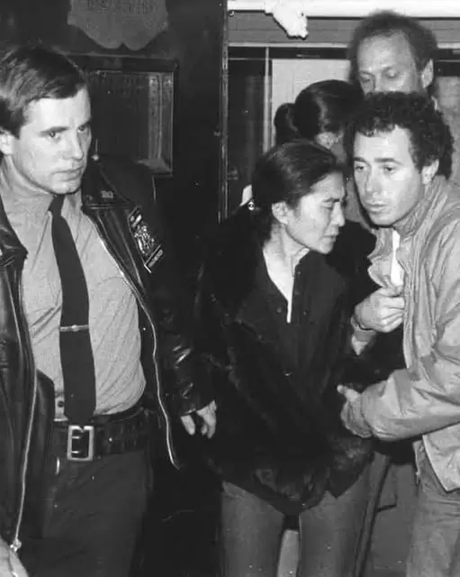 Yoko saliendo del hospital luego de anoticiarse de la muerte de John