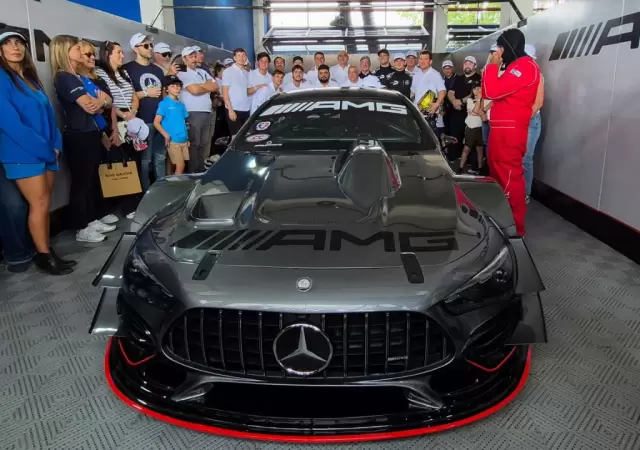 El Mercedes sali� a pista en La Plata.