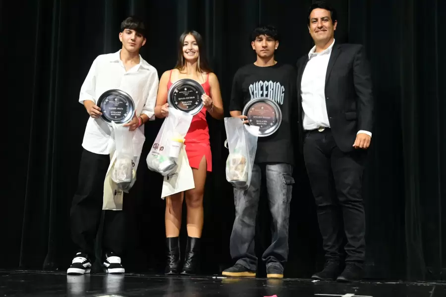 Santiago Brito entrego el premio revelaci�n a Renata Escobar, Ramiro Amaya y Benjam�n Navarro.