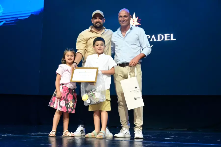 Ale Morcos recibi� su premio emocionado.
