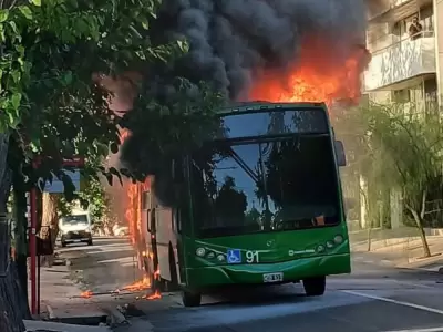 El siniestro ocurri� en la intersecci�n de Cobos y Pueyrred�n, donde el humo y las llamas sorprendieron a vecinos, automovilistas y peatones.