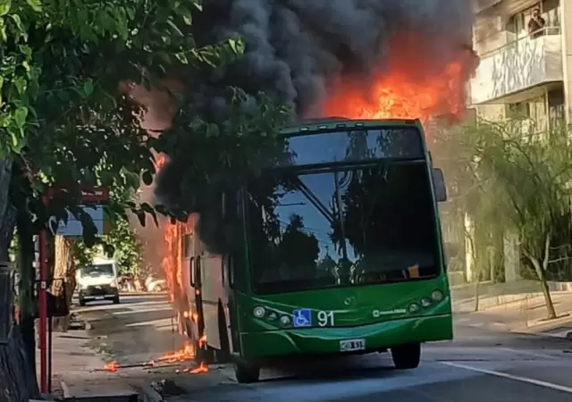 El siniestro ocurri� en la intersecci�n de Cobos y Pueyrred�n, donde el humo y las llamas sorprendieron a vecinos, automovilistas y peatones.