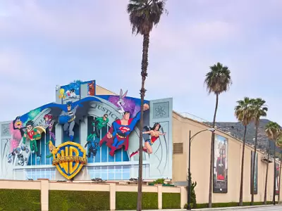 Paramount se suma a la puja: Lanza oferta hostil y millonaria por Warner Bros. Discovery.