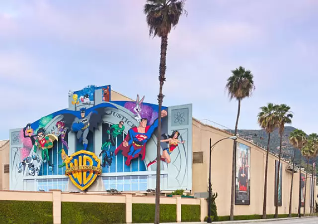 Paramount se suma a la puja: Lanza oferta hostil y millonaria por Warner Bros. Discovery.