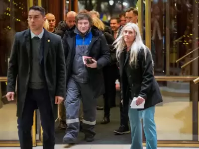 Javier Milei y la comitiva argentina, en su llegada a Oslo