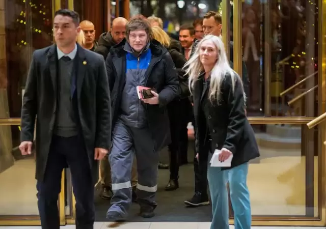Javier Milei y la comitiva argentina, en su llegada a Oslo