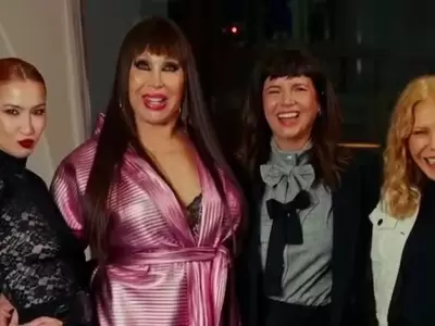 Moria Cas�n junto a las actrices que encarnan su vida.