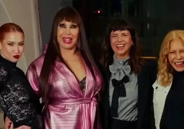Moria Cas�n junto a las actrices que encarnan su vida.