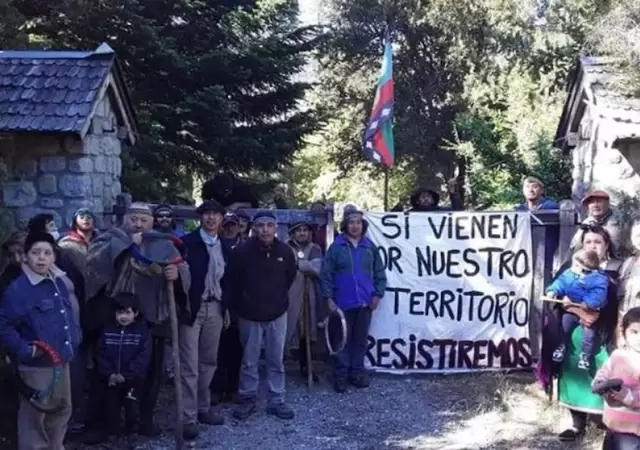 Las tierras, en la costa del lago Nahuel Huapi, fueron usurpadas en 2011 por miembros de la familia Melo y luego por la lof Quintriqueo-