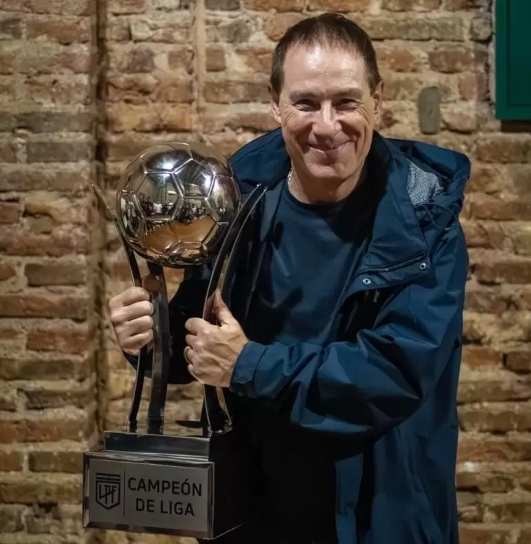 Ariel Holan dej� de ser el DT de Rosario Central.
