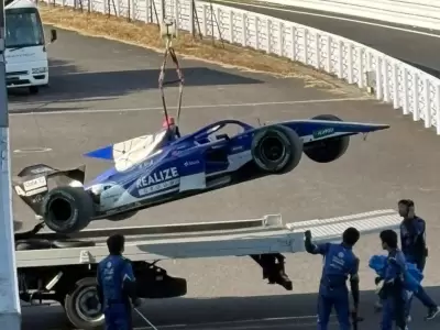 El auto de Doohan es retirado de la pista tras el incidente.