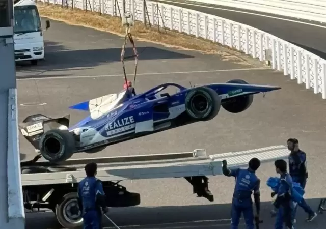 El auto de Doohan es retirado de la pista tras el incidente.