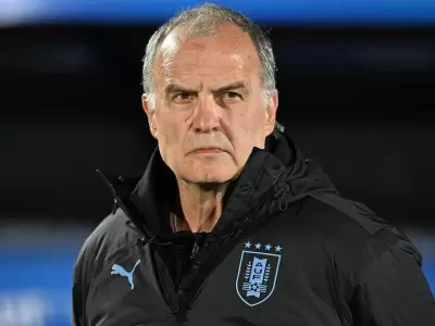 Las cuatro estrellas en el buzo de Marcelo Bielsa