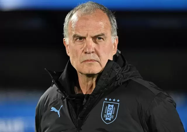 Las cuatro estrellas en el buzo de Marcelo Bielsa