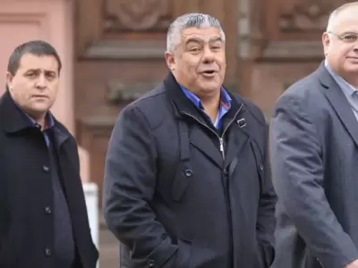 Pablo Toviggino (izquierda), Claudio "Chiqui" Tapia (centro) y Guillermo Raed (derecha).