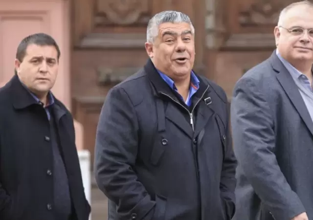 Pablo Toviggino (izquierda), Claudio "Chiqui" Tapia (centro) y Guillermo Raed (derecha).