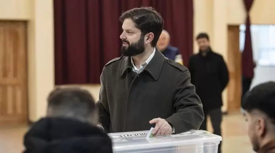 Gabriel Boric emiti� su voto en Punta Arenas.