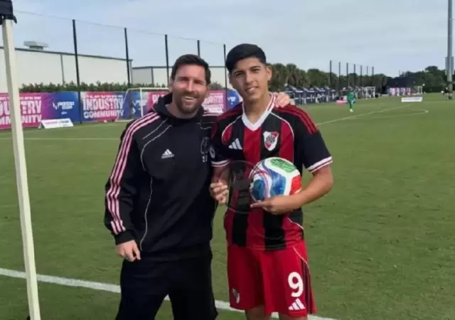 Leo Messi junto al pibe Cabral