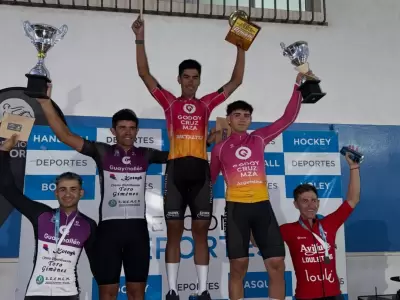 El podio victorioso con Godoy Cruz en alto