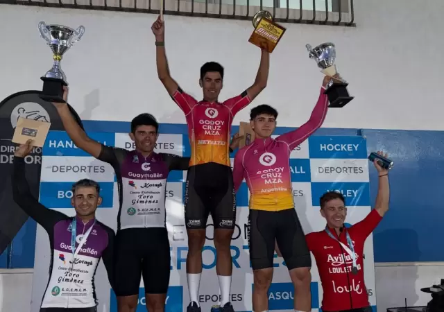 El podio victorioso con Godoy Cruz en alto