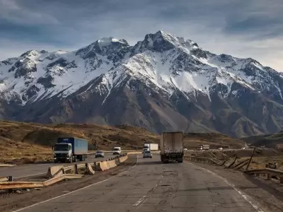 Rutas olvidadas: El estado cr�tico de la calzada obliga a maniobras arriesgadas en zonas de alta complejidad geogr�fica. Mendoza reclama urgencia.