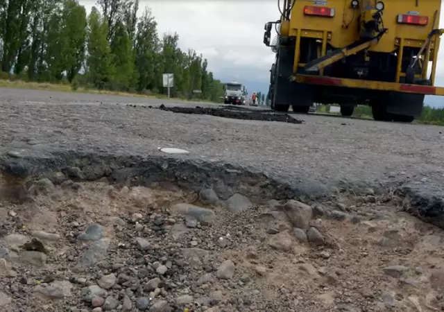 Rutas olvidadas: El estado cr�tico de la calzada obliga a maniobras arriesgadas en zonas de alta complejidad geogr�fica. Mendoza reclama urgencia.