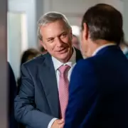 Giro a la derecha: Enbe explica las diferencias y similitudes entre Kast y Milei
