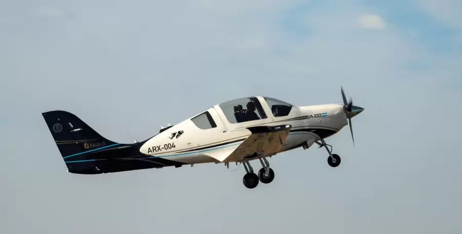 FAdeA presenta el IA-100B