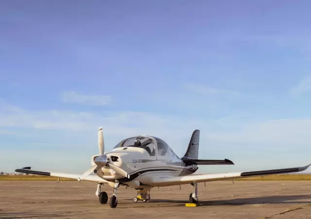 FAdeA presenta el IA-100B