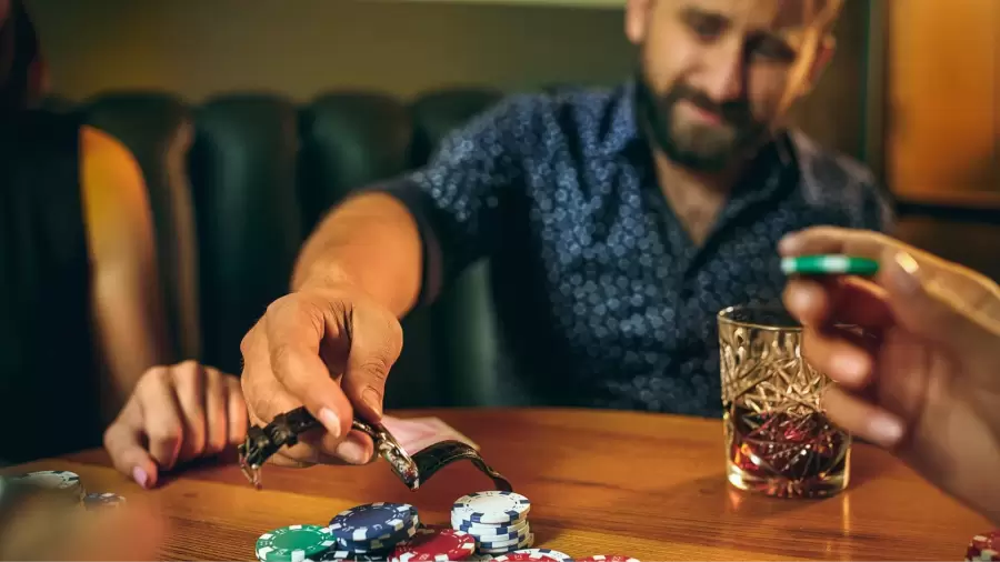 "La legalizaci�n del juego online ha provocado un "desastre" al integrar a los menores" (D. Blanca)