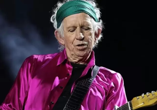 Keith Richards sobrelleva una dolencia