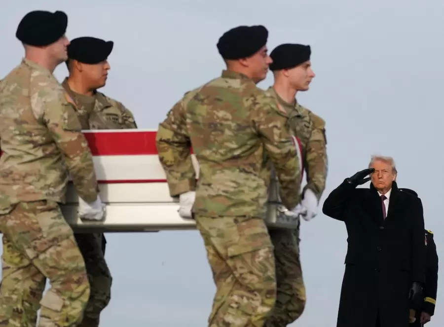 Donald Trump, saluda a militares durante el traslado solemne de los restos de dos miembros de la Guardia Nacional de Iowa ca�dos en Siria.