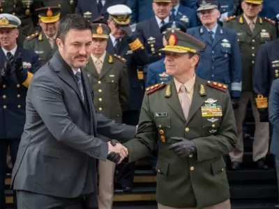 El saliente ministro de Defensa, Luis Petri, junto al recientemente nombrado titular de la cartera, Carlos Presti