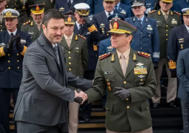 El saliente ministro de Defensa, Luis Petri, junto al recientemente nombrado titular de la cartera, Carlos Presti