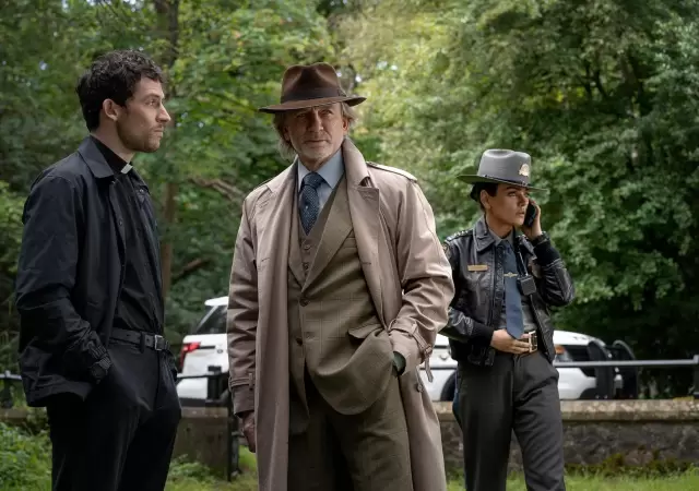 "Wake Up Dead Man": un cura asesinado y un elenco de lujo en el regreso triunfal del detective Benoit Blanc.