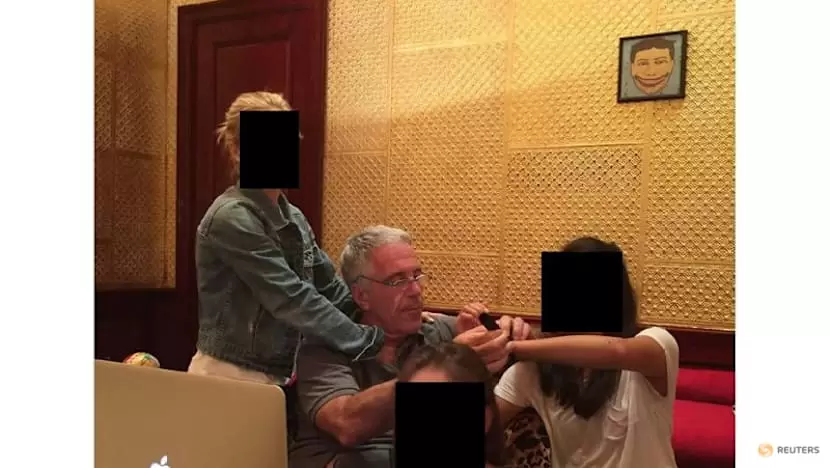 Epstein junto a tres j�venes de identidad reservada.
