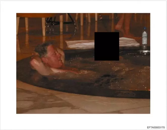 Bill Clinton en la mansi�n de Epstein nadando junto a dos j�venes de identidad reservada.