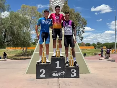 Alejandro Dur�n escoltado por Andr�s Viotto y Ale Corval�n.