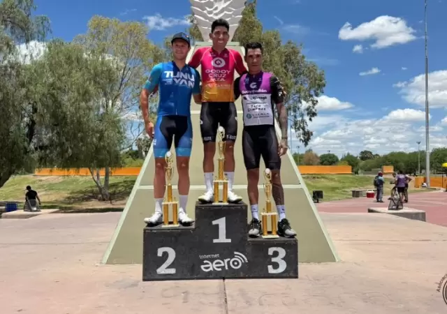 Alejandro Dur�n escoltado por Andr�s Viotto y Ale Corval�n.