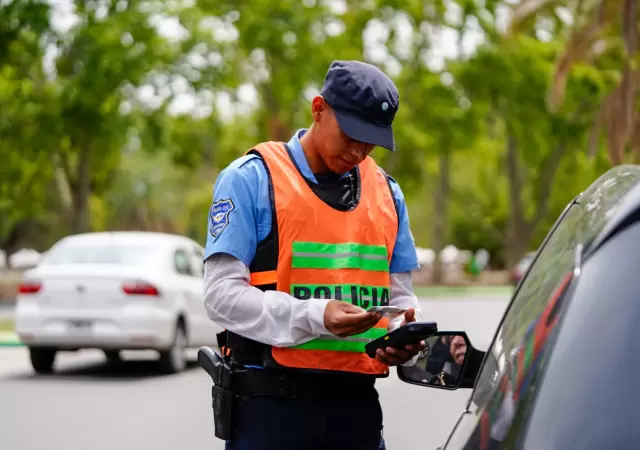 Foco en la venta ilegal: operativos especiales buscan evitar el uso de fuegos artificiales y proteger la seguridad de los mendocinos.