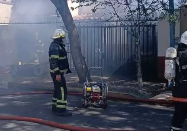 Bomberos trabajando a destajo para sofocar las llamas.