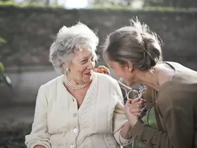 La mirada de una experta para dejar de ver a los adultos mayores desde la carencia.