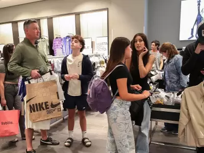 Caminar para ahorrar: los compradores regresan a la t�cnica cl�sica de recorrer pasillos y comparar precios para ganarle a la inflaci�n este verano.
