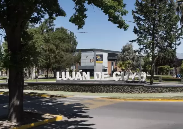 A partir de abril de 2026, cruzar las calles de Luj�n de Cuyo con el celular en la mano ser� motivo de sanci�n.