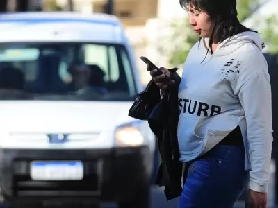 A partir de abril de 2026, cruzar las calles de Luj�n de Cuyo con el celular en la mano ser� motivo de sanci�n.