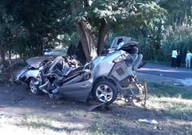 El auto termin� incrustado contra un �rbol