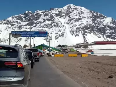 Paciencia viajeros! La fila para cruzar a Chile es larga.