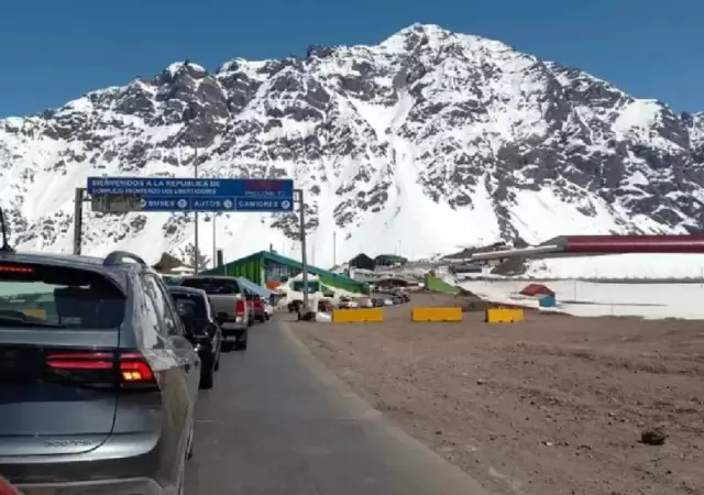 Paciencia viajeros! La fila para cruzar a Chile es larga.