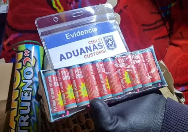 Quiso pasar 46 cajas de pirotecnia en su Ford Ranger.