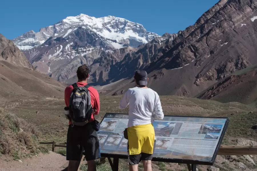 El Aconcagua tiene 6.959 metros de altitud. El consultorio de Bernab� Abramor, en Nido de C�ndores, se encuentra a 5.590 metros.